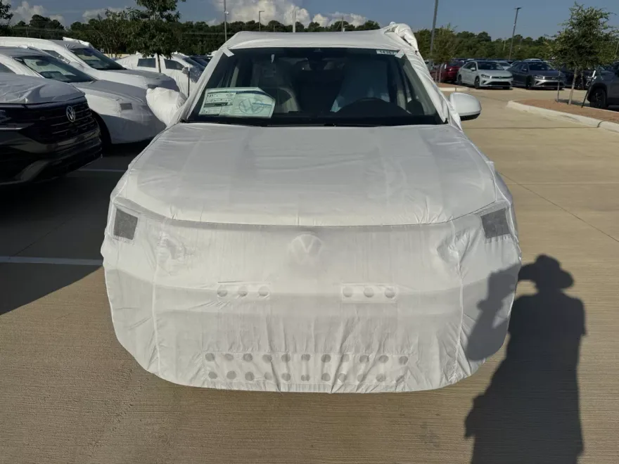 2025 Volkswagen Taos SE photo 1