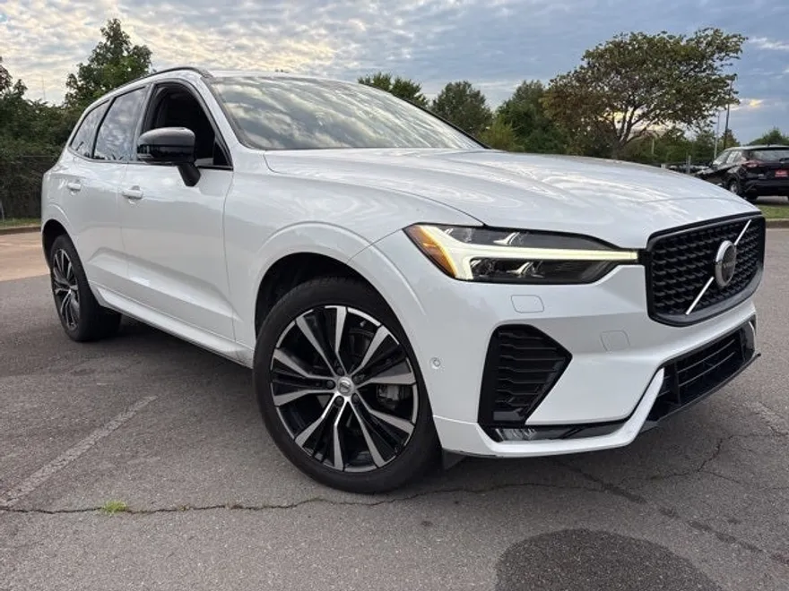 2023 Volvo XC60 B5 Plus photo 1