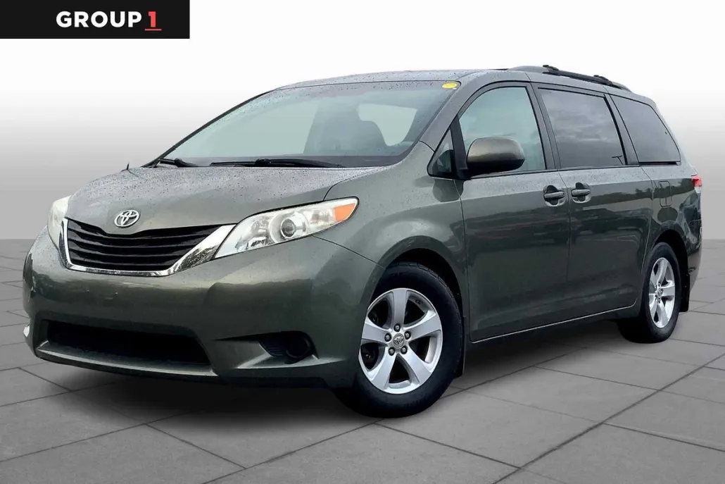 2011 Toyota Sienna LE photo 1