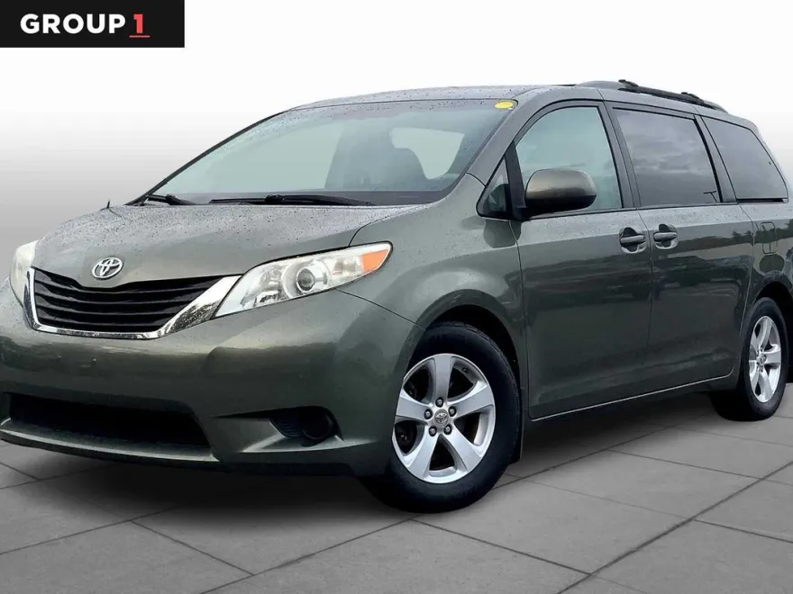 2011 Toyota Sienna LE photo 1