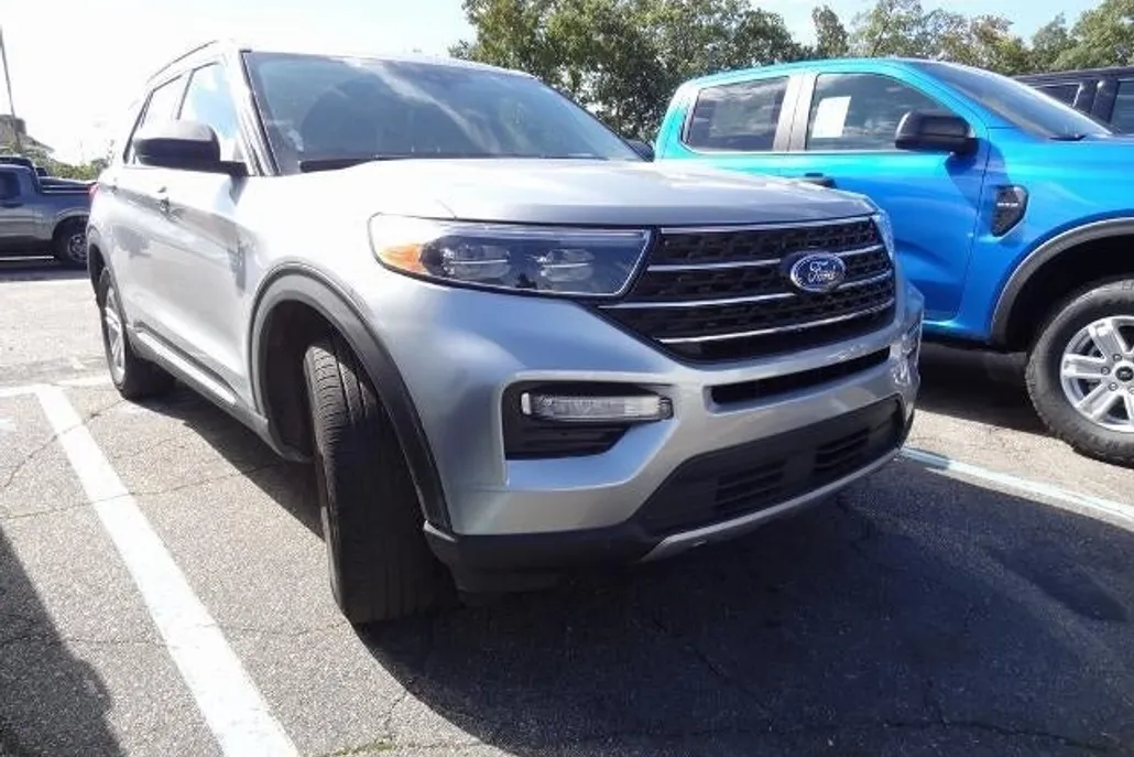 2023 Ford Explorer XLT photo 1