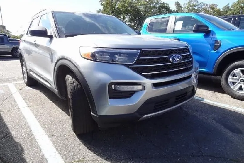 2023 Ford Explorer XLT photo 1