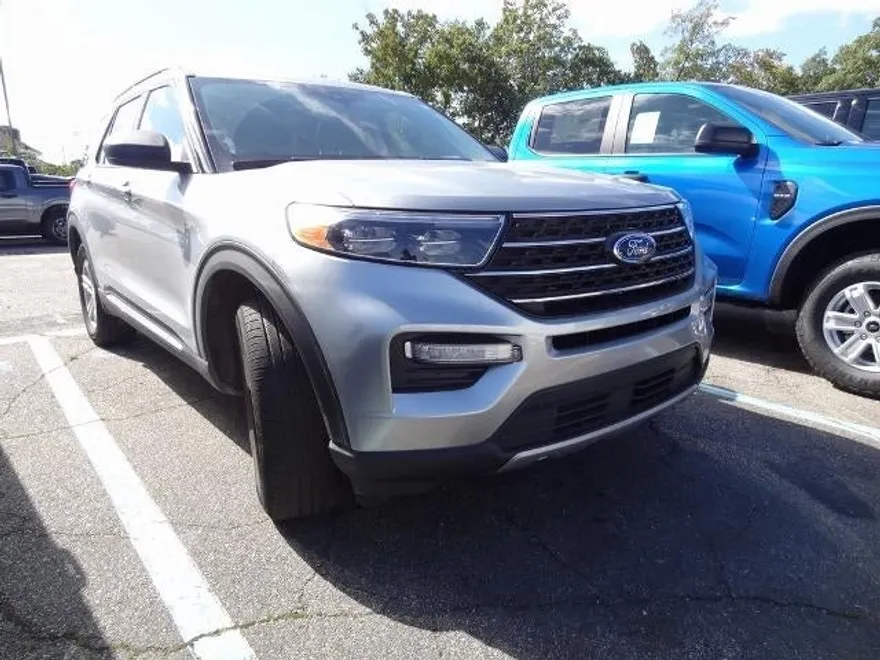 2023 Ford Explorer XLT photo 1