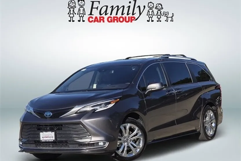 2023 Toyota Sienna Platinum photo 1