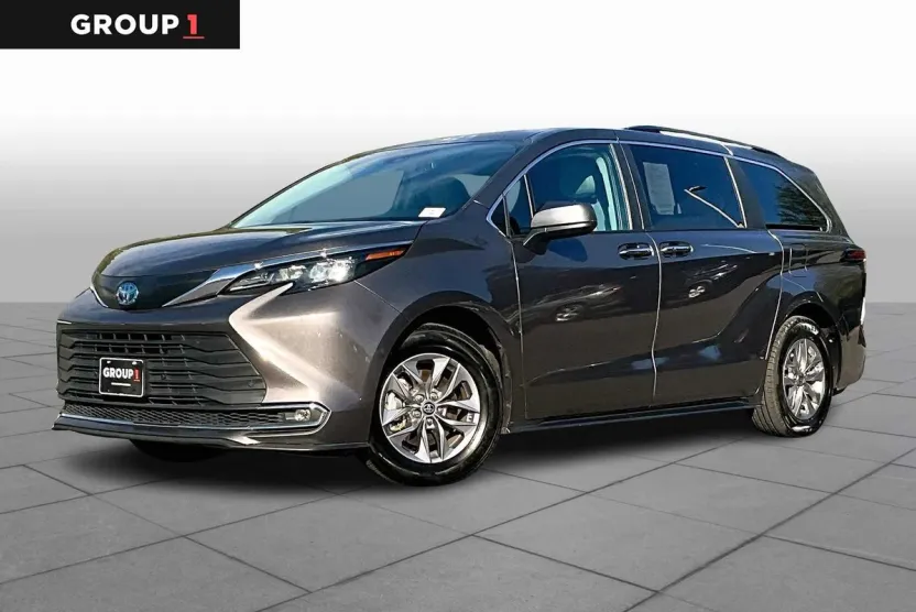 2024 Toyota Sienna XLE photo 1