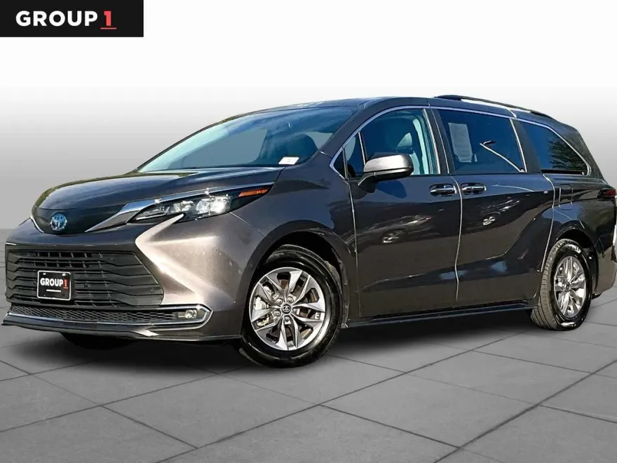 2024 Toyota Sienna XLE photo 1