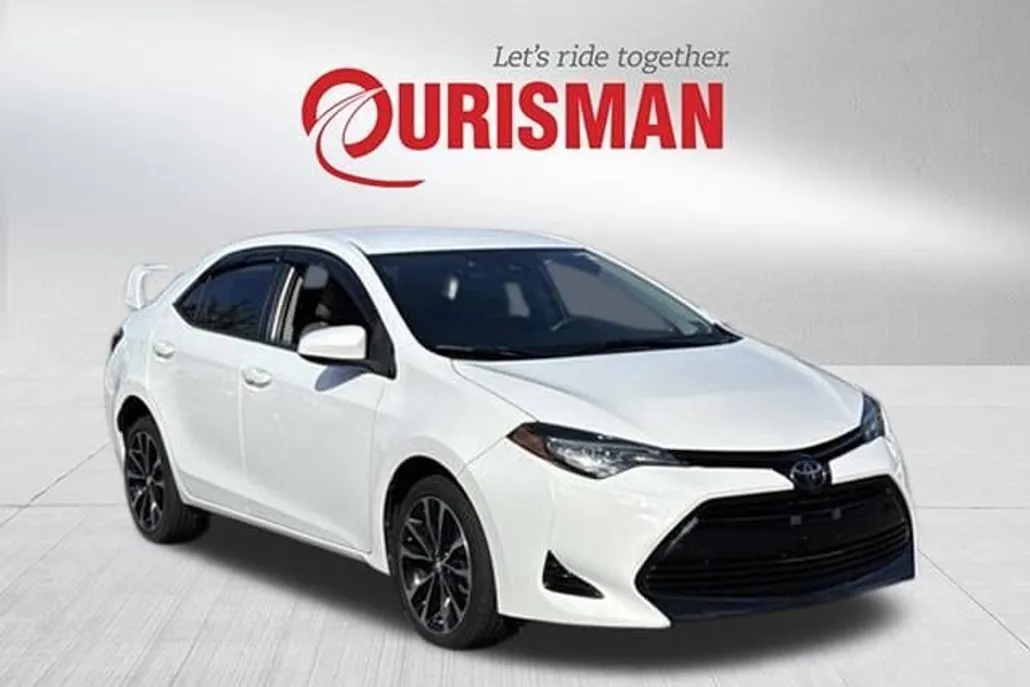 2017 Toyota Corolla LE photo 1