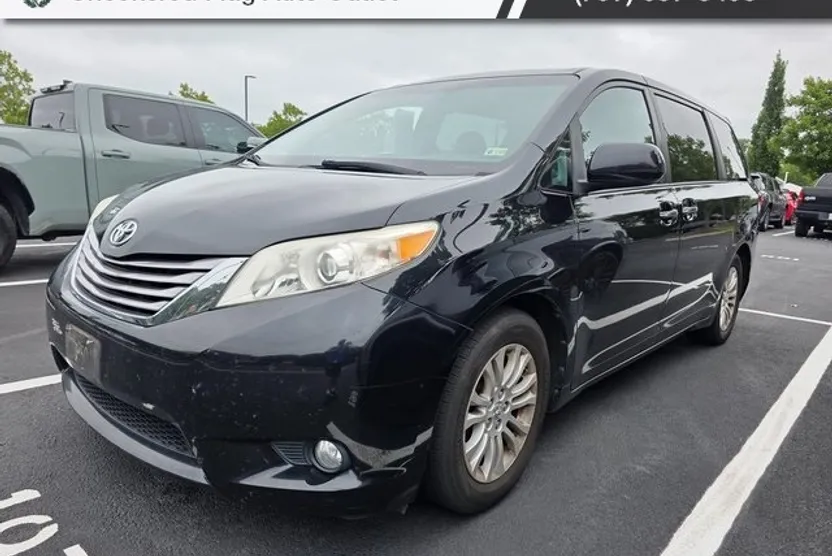 2015 Toyota Sienna XLE photo 1