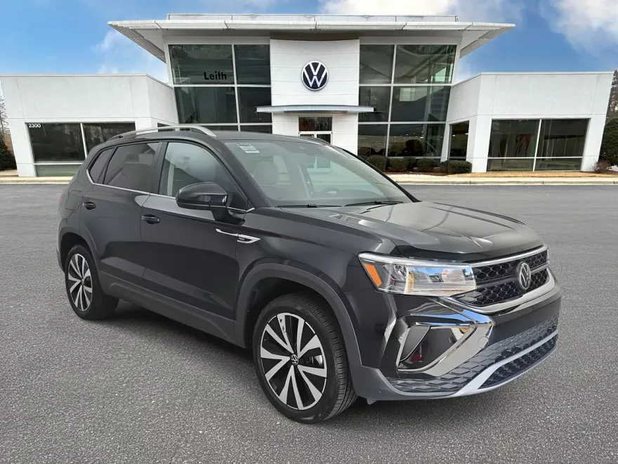2024 Volkswagen Taos SE photo 1