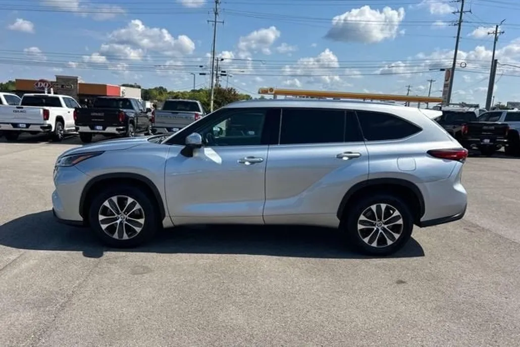 2021 Toyota Highlander XLE photo 1