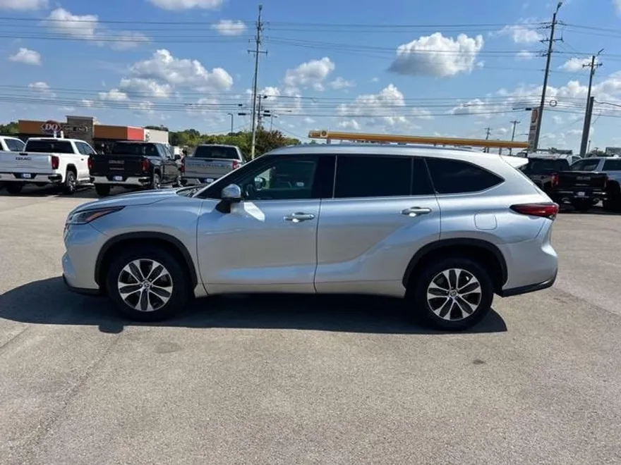 2021 Toyota Highlander XLE photo 1