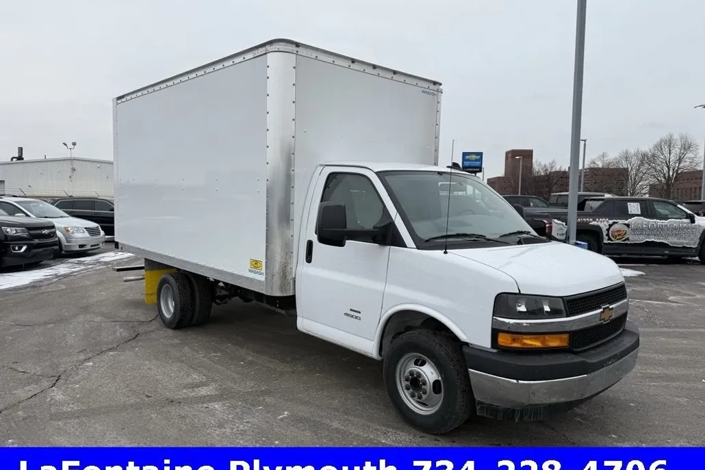 2024 Chevrolet Express Cutaway photo 1