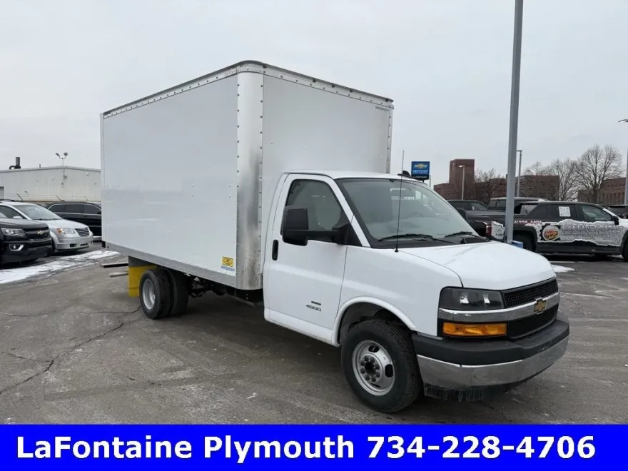 2024 Chevrolet Express Cutaway photo 1