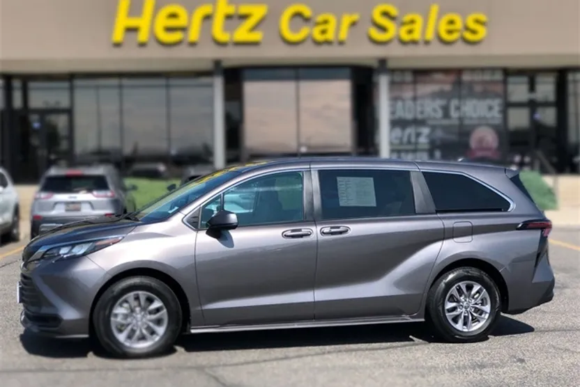 2024 Toyota Sienna LE photo 1