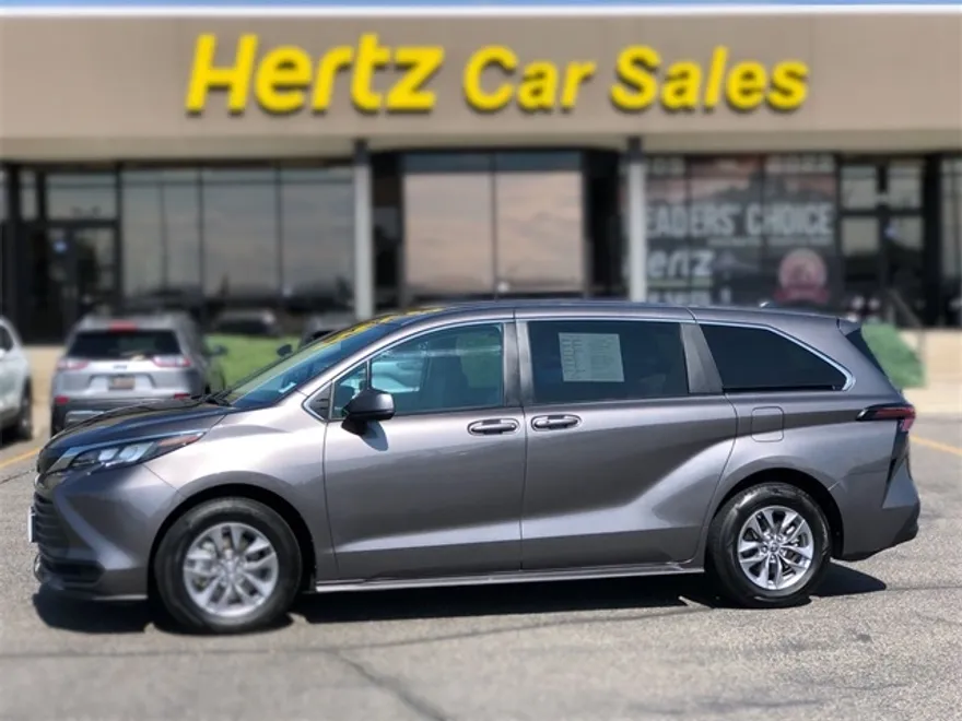 2024 Toyota Sienna LE photo 1