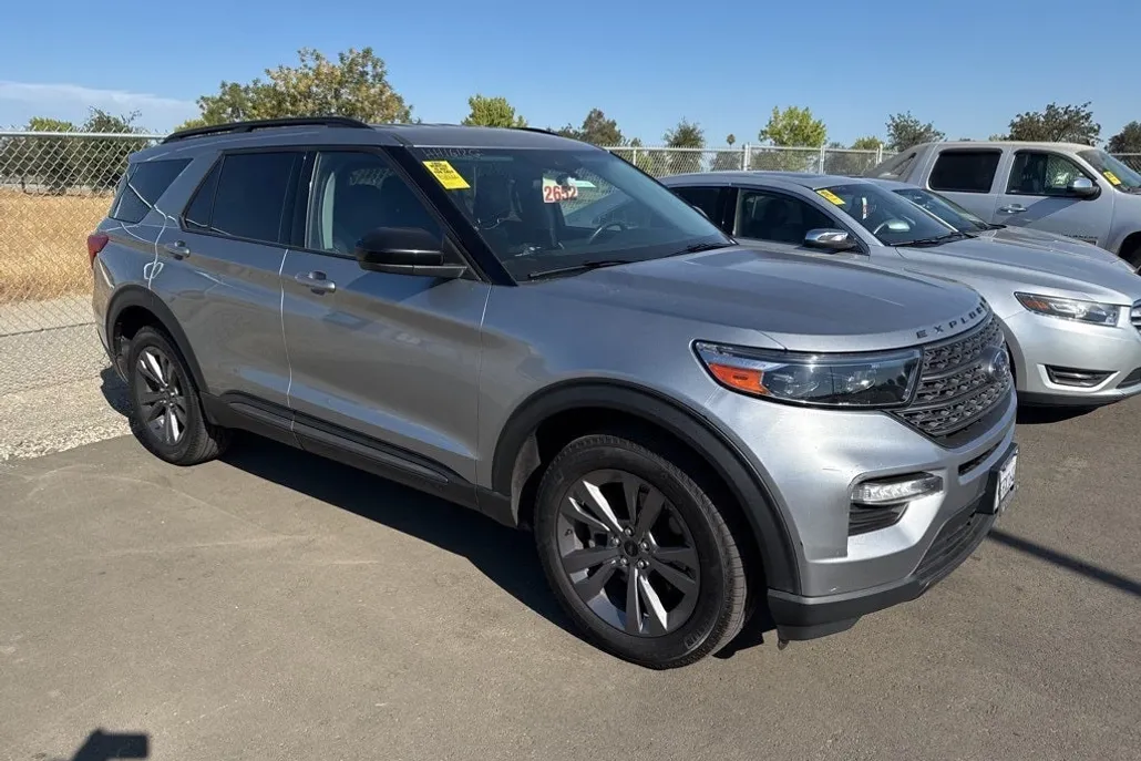 2022 Ford Explorer XLT photo 1