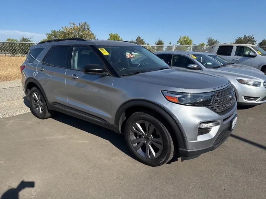 2022 Ford Explorer XLT photo 1