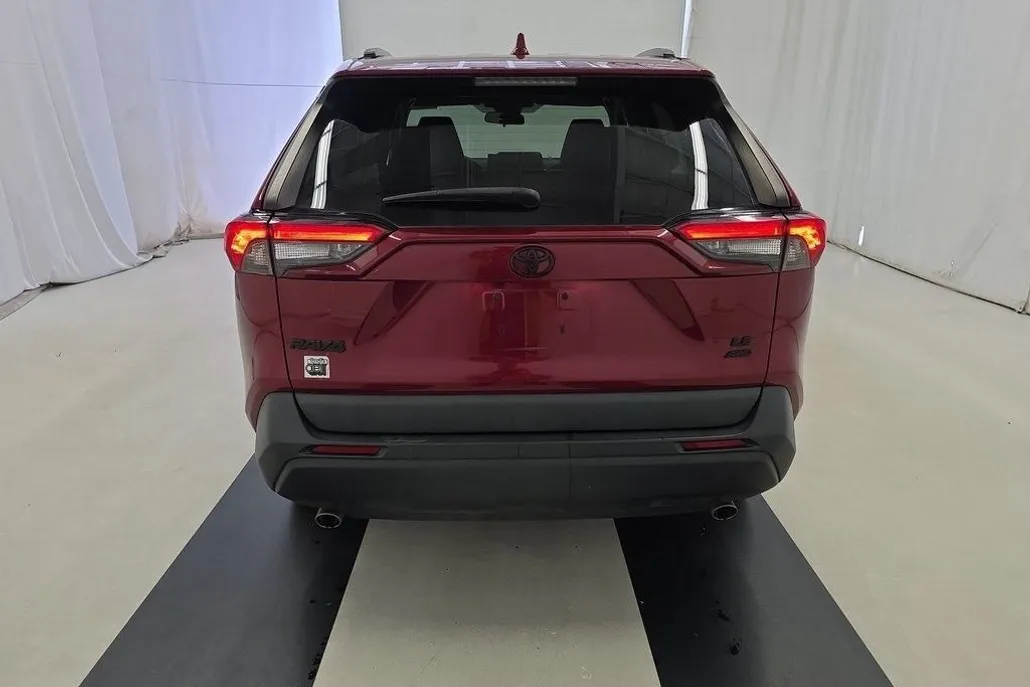 2020 Toyota RAV4 LE photo 1
