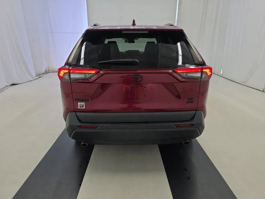 2020 Toyota RAV4 LE photo 1