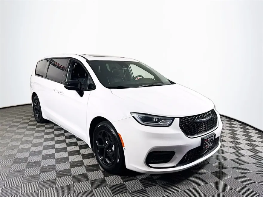 2023 Chrysler Pacifica Hybrid Limited photo 1