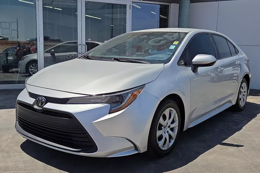 2023 Toyota Corolla LE photo 1