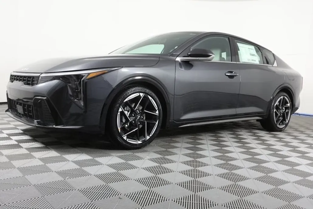 2025 Kia K4 GT-Line photo 1