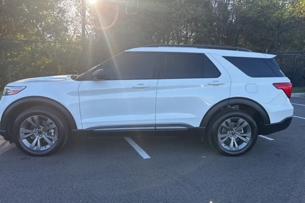 2021 Ford Explorer XLT photo 1