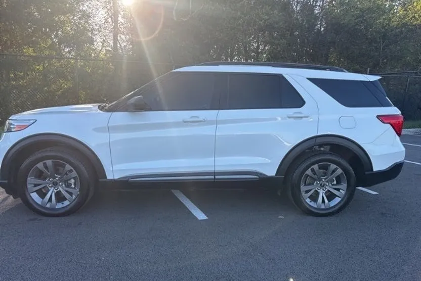 2021 Ford Explorer XLT photo 1