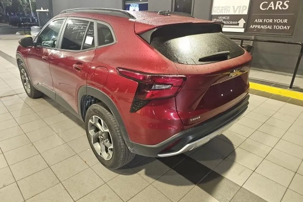 2024 Chevrolet Trax LT photo 1