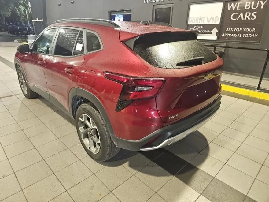 2024 Chevrolet Trax LT photo 1