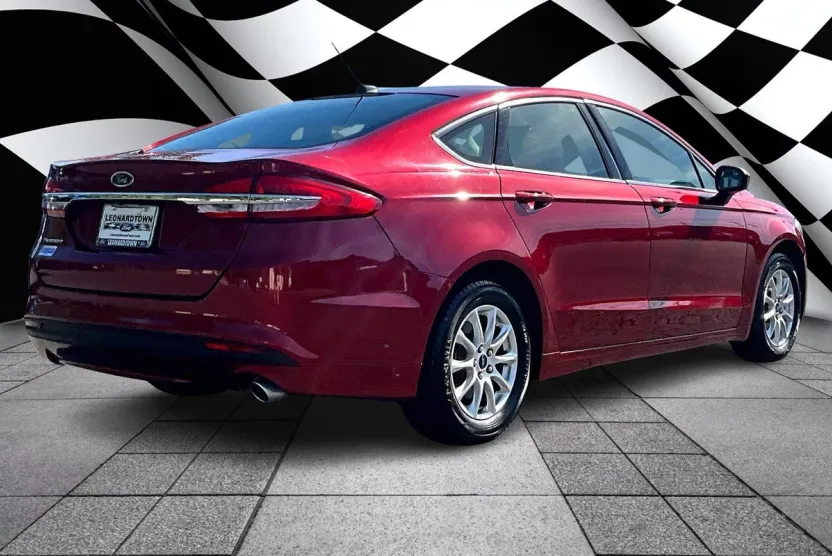2017 Ford Fusion S photo 1