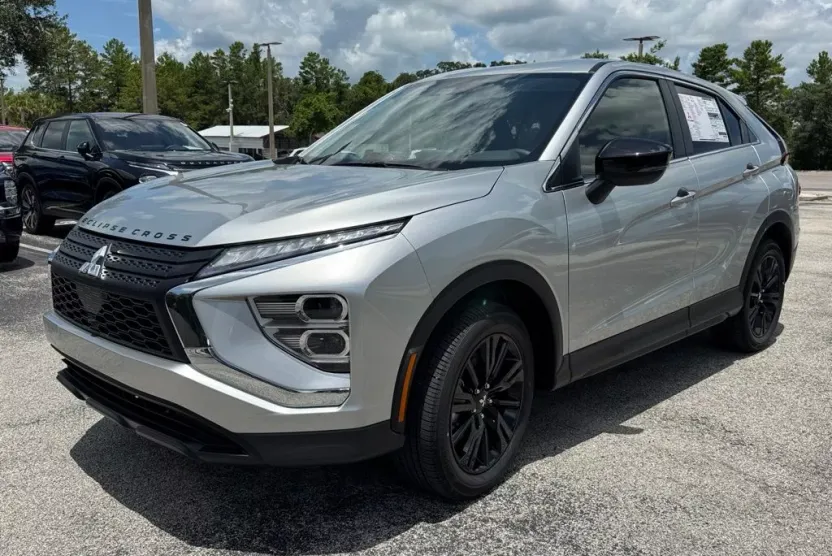 2025 Mitsubishi Eclipse Cross LE photo 1