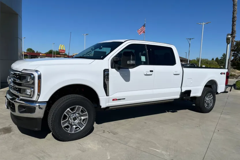 2025 Ford F-250 Lariat photo 1