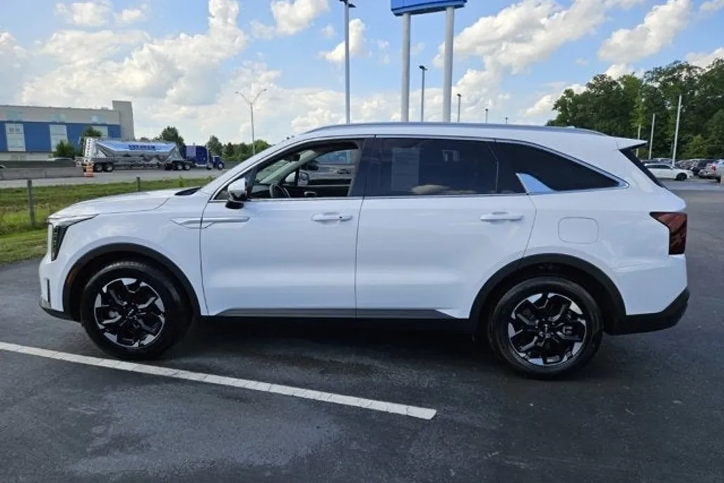 2024 Kia Sorento S photo 1