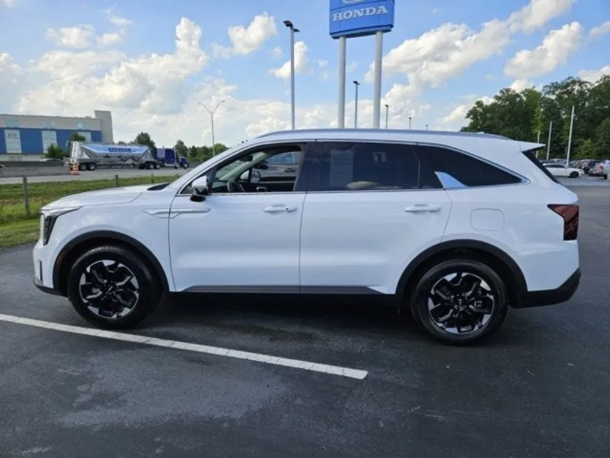 2024 Kia Sorento S photo 1