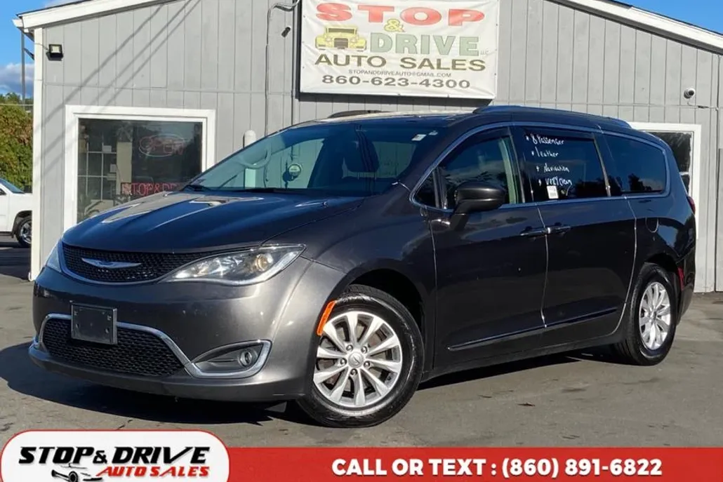 2019 Chrysler Pacifica Touring L photo 1