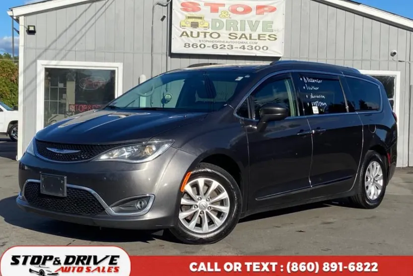 2019 Chrysler Pacifica Touring L photo 1