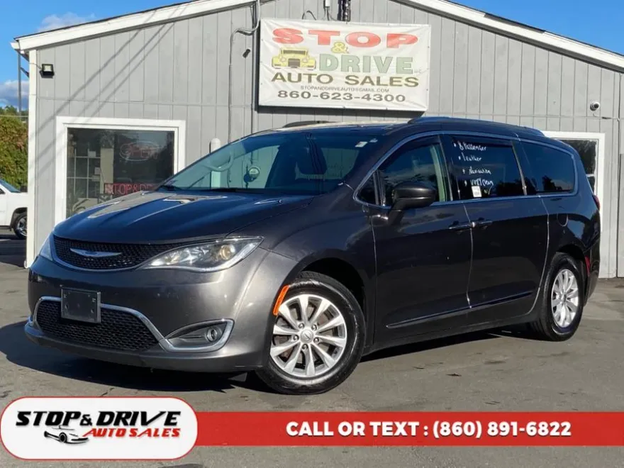 2019 Chrysler Pacifica Touring L photo 1