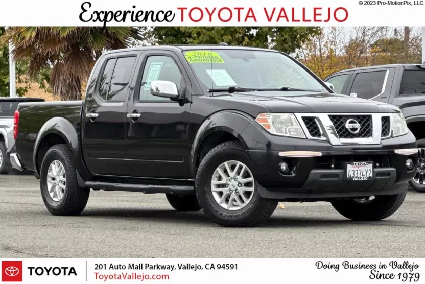 2016 Nissan Frontier SV Crew Cab photo 1