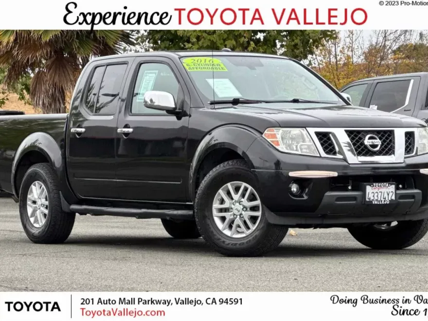 2016 Nissan Frontier SV Crew Cab photo 1