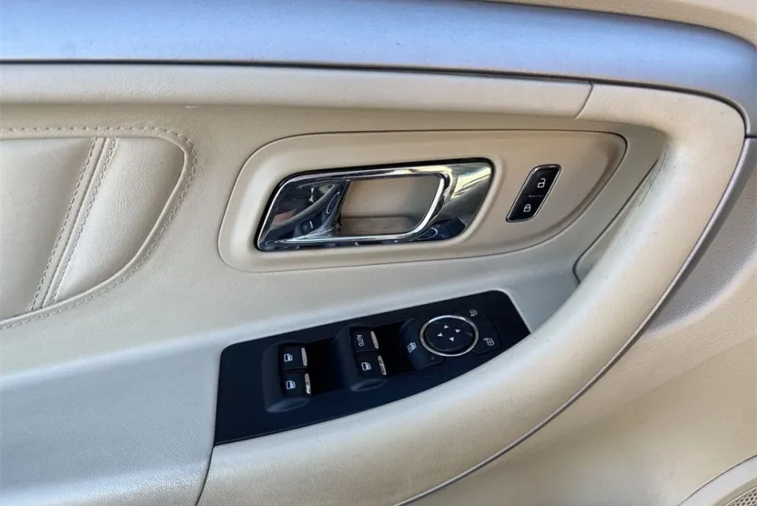 2015 Ford Taurus SE photo 1