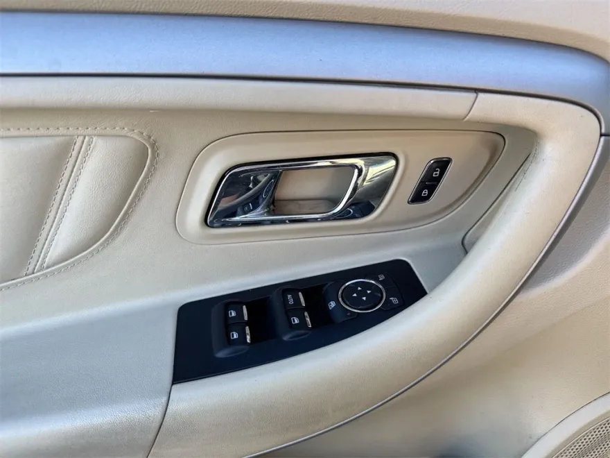 2015 Ford Taurus SE photo 1
