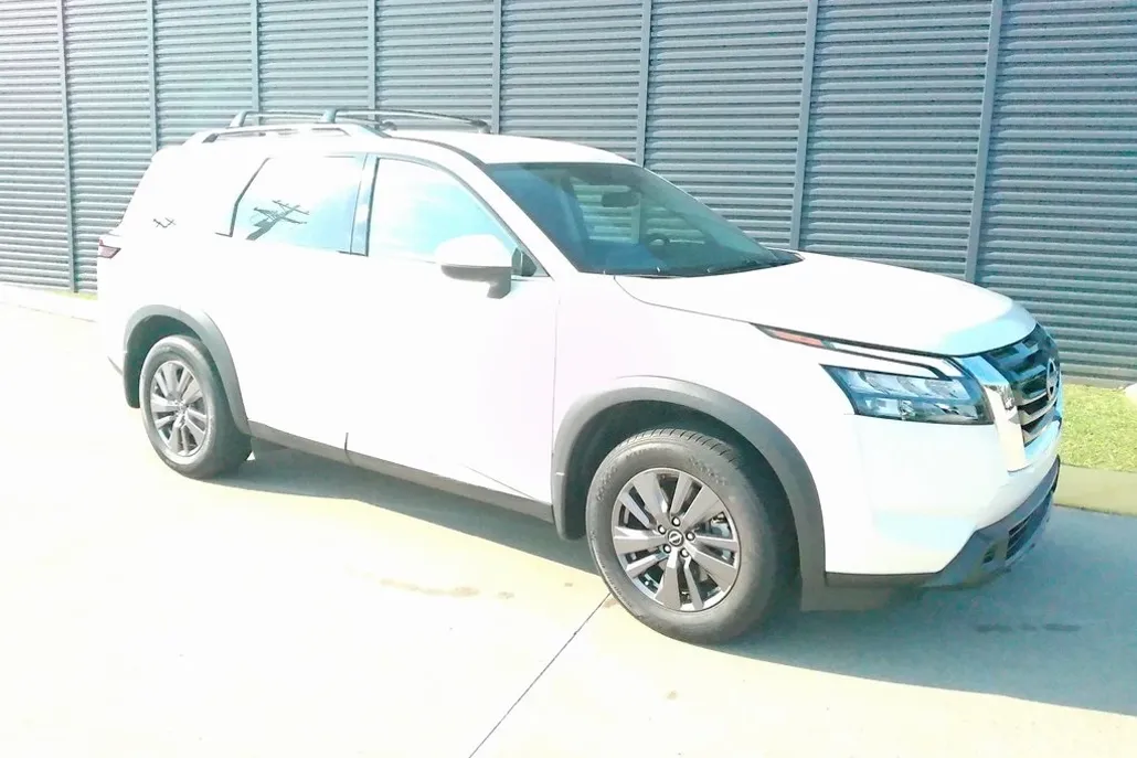 2023 Nissan Pathfinder SV photo 1