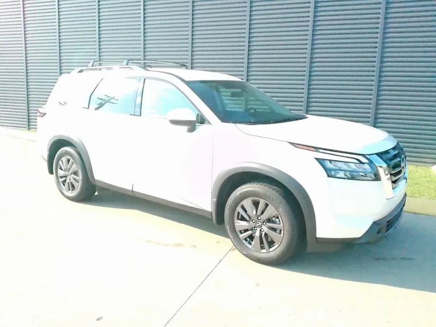 2023 Nissan Pathfinder SV photo 1