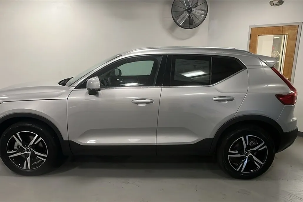 2025 Volvo XC40 Core photo 1