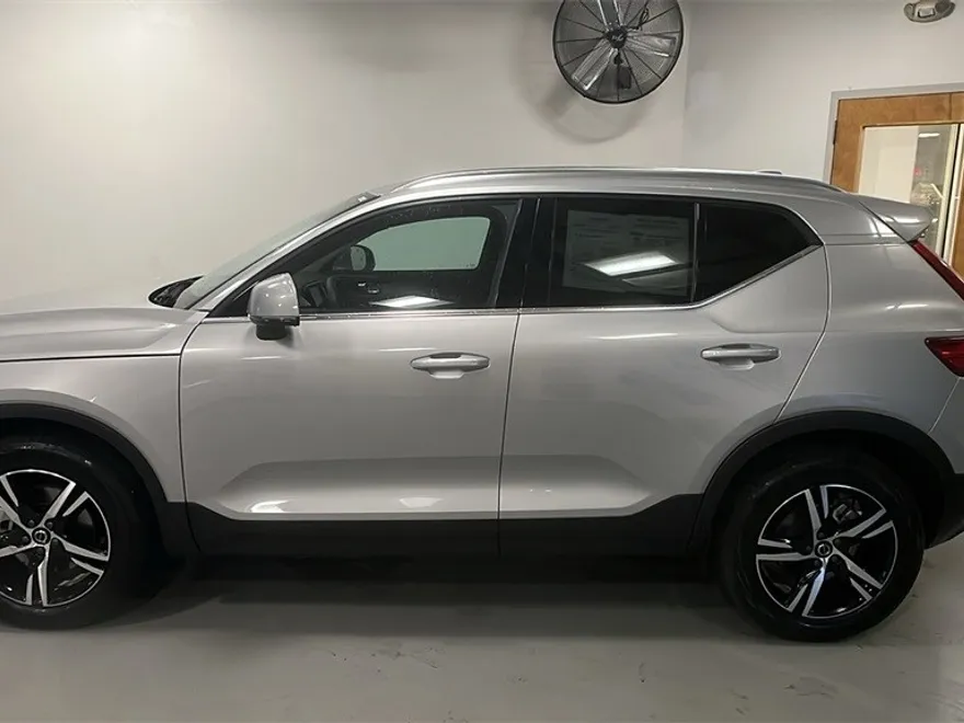 2025 Volvo XC40 Core photo 1