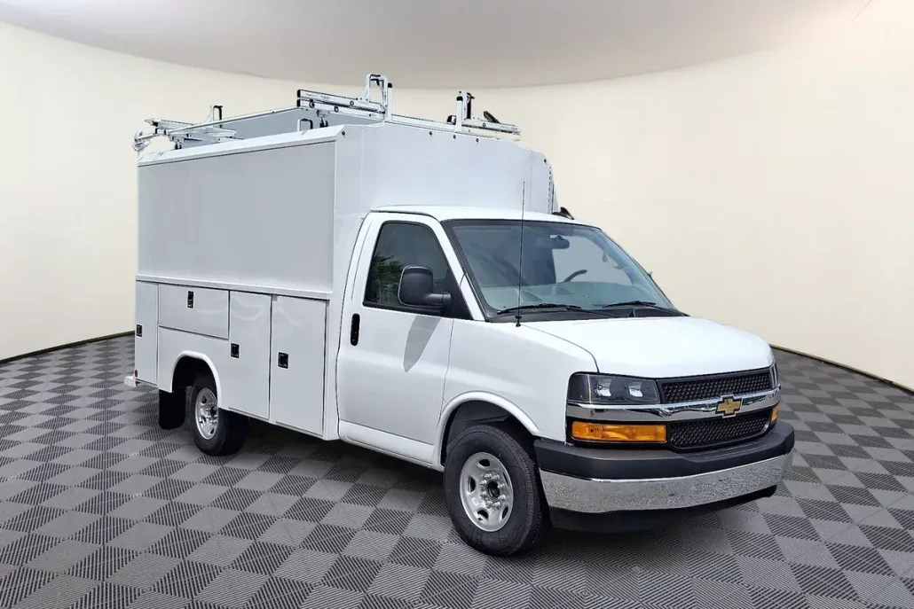 2025 Chevrolet Express Cutaway 3500 photo 1
