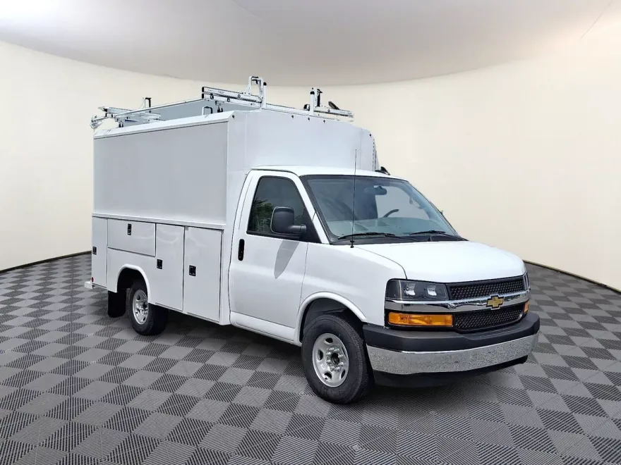 2025 Chevrolet Express Cutaway 3500 photo 1