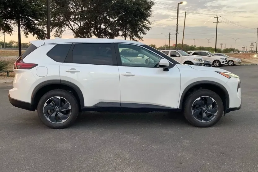 2024 Nissan Rogue SV photo 1
