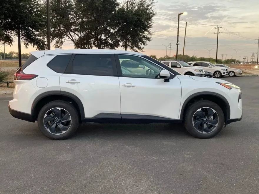 2024 Nissan Rogue SV photo 1